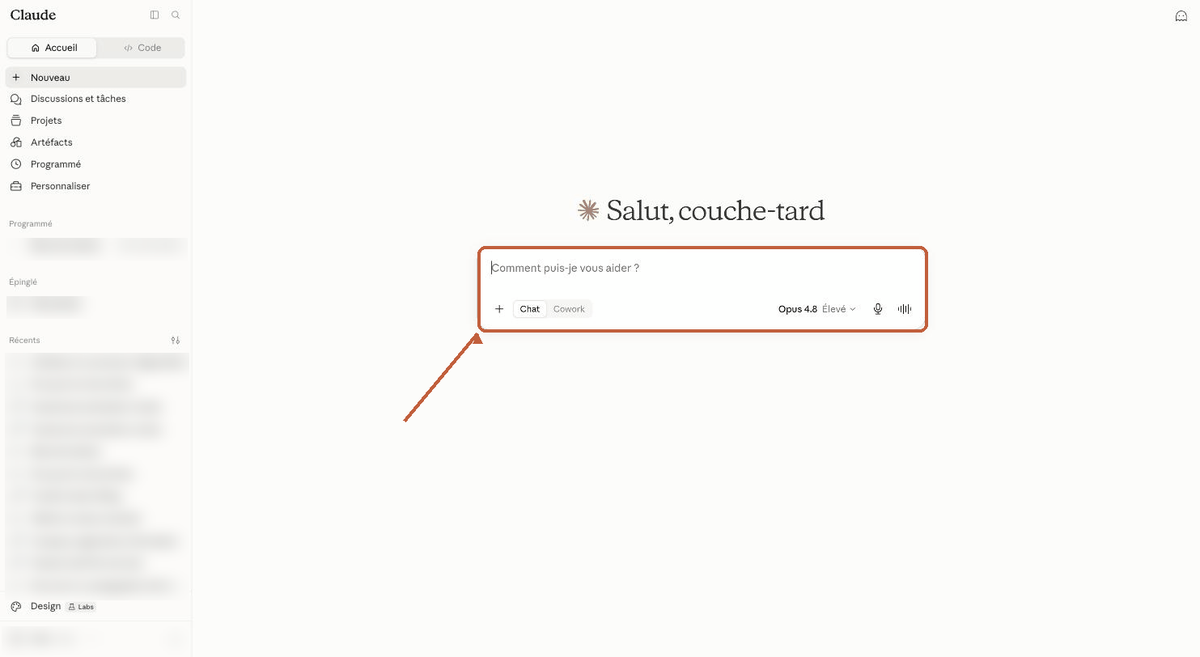 L'écran d'accueil de Claude connecté : la zone de message au centre, l'historique des conversations à gauche (titres masqués).
